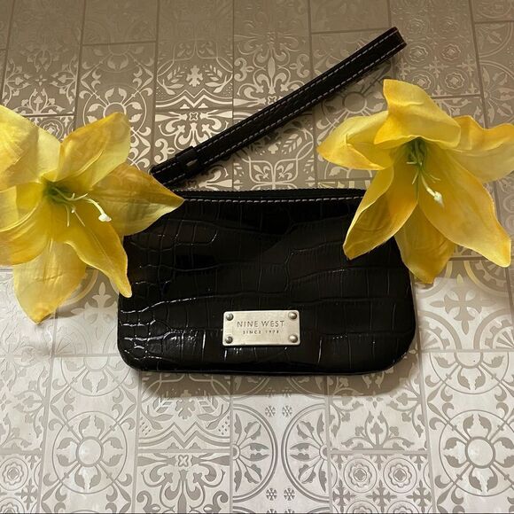 Nine West black wristlet - Picture 1 of 6